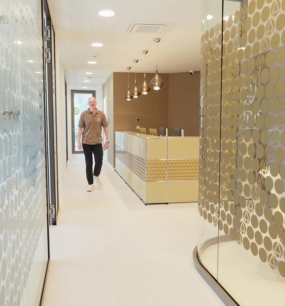 Dr. Schneider në recepsionin e klinikës