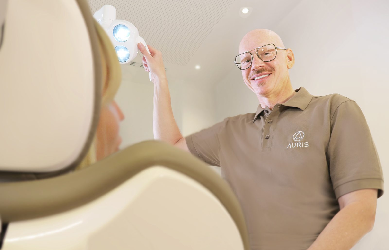 Dr. Schneider im Behandlungsraum